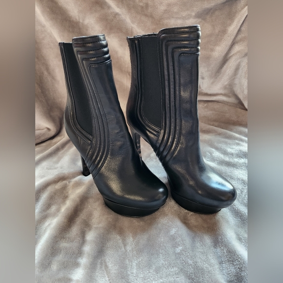 NWOT Guess Woman's Heeled Boots 👢Size 7.5M - Picture 5 of 7